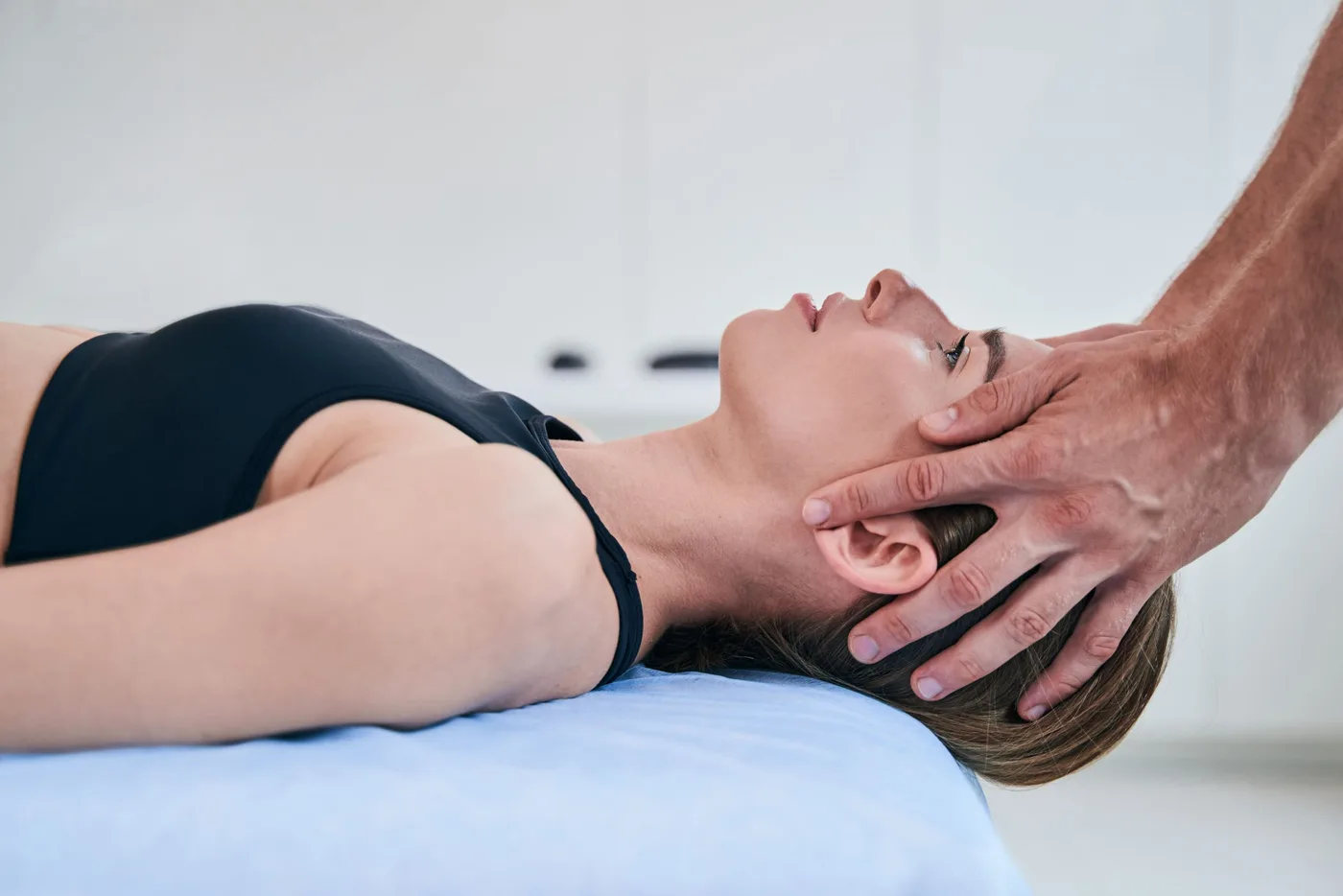 Cranio-Sakral-Therapie: sanfte Griffe am Kopf