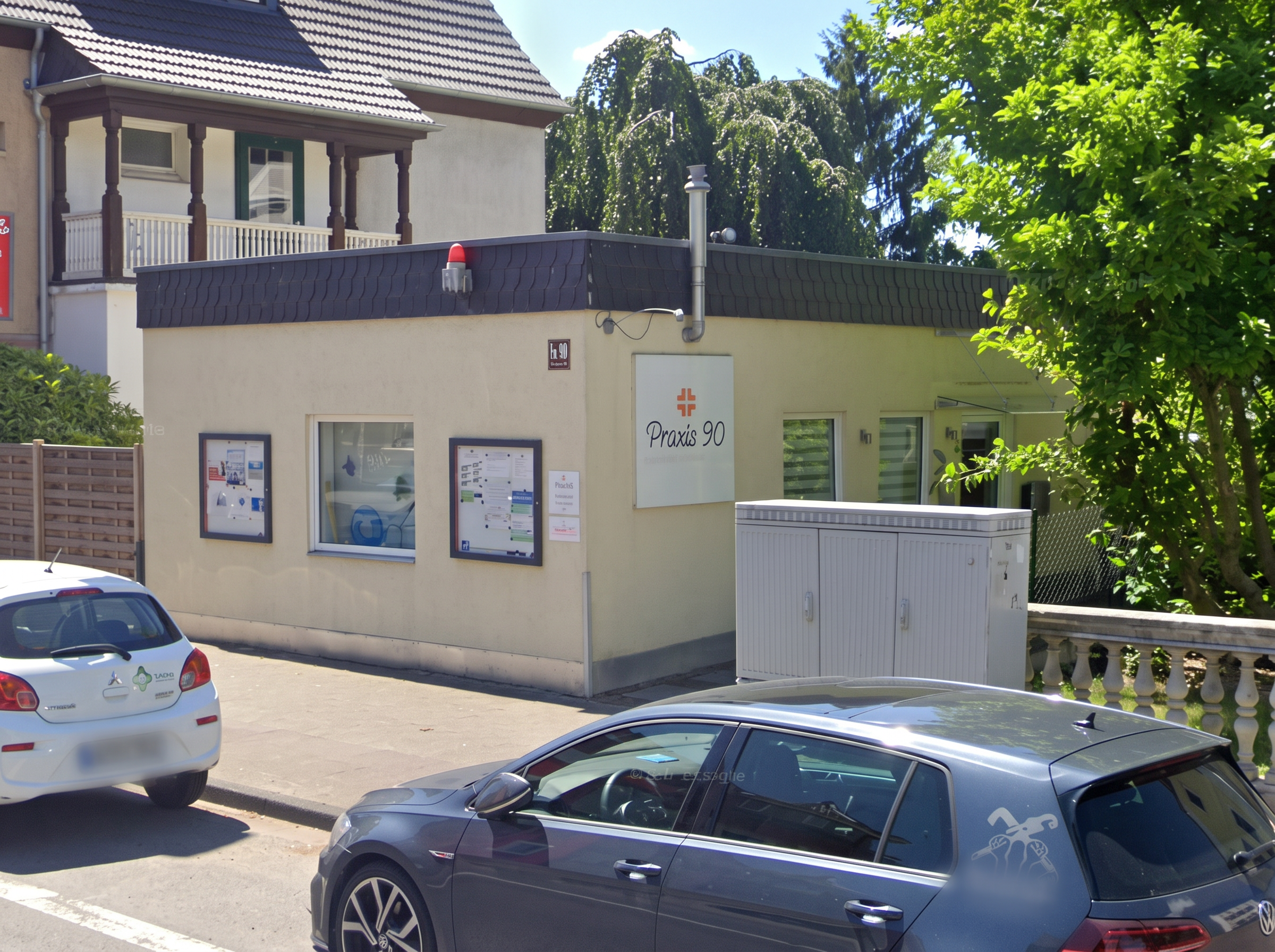 Praxis 90 von außen: Schild mit Logo an der Bensberger Straße 90 in Bergisch Gladbach