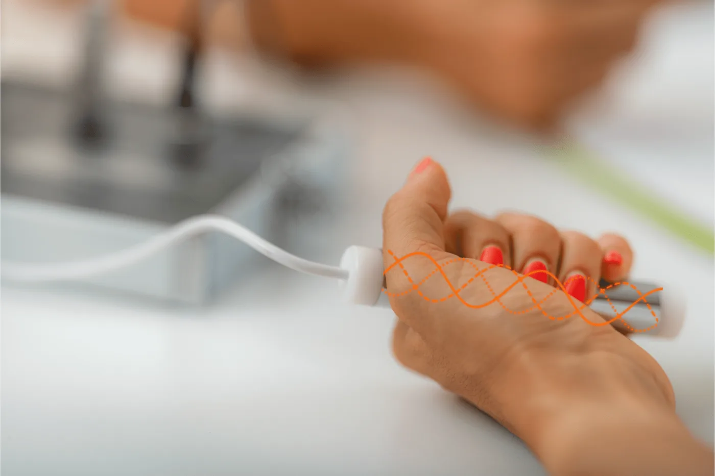 Bioresonanz: Elektrode in der Hand